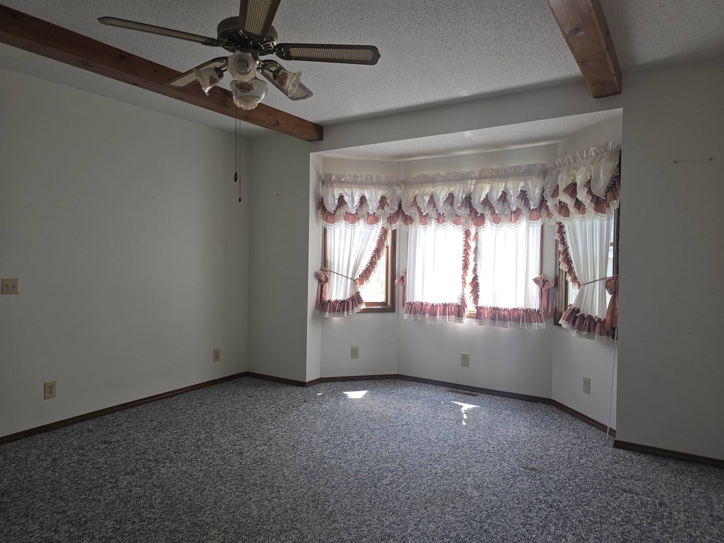 237 W Locust ST, Carthage, IL 62321