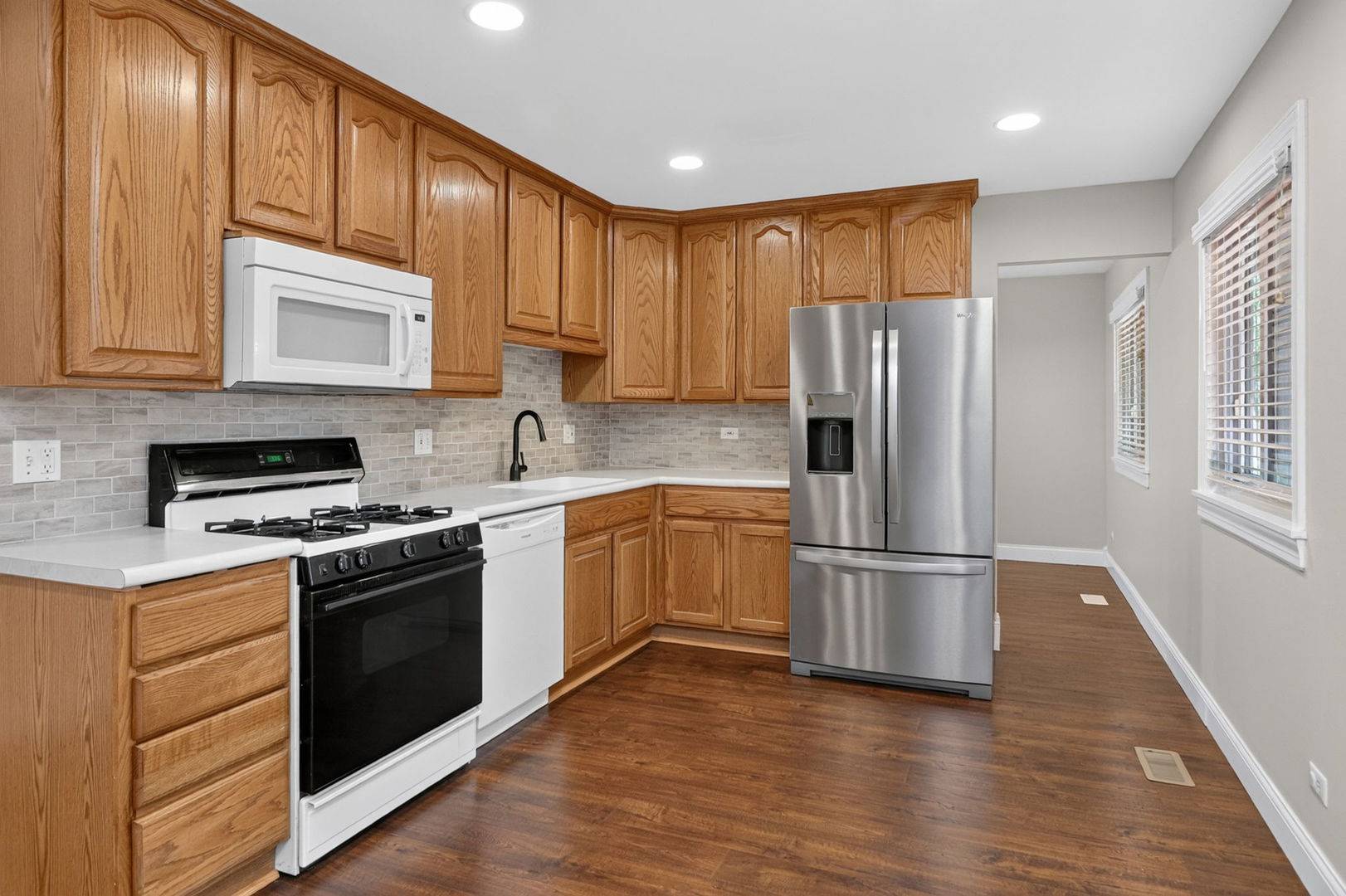 2S031 Continental DR, Warrenville, IL 60555