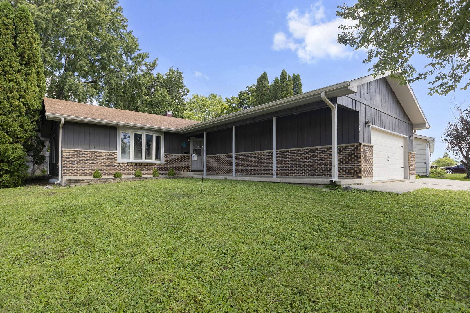 824 Royal DR, Mchenry, IL 60050