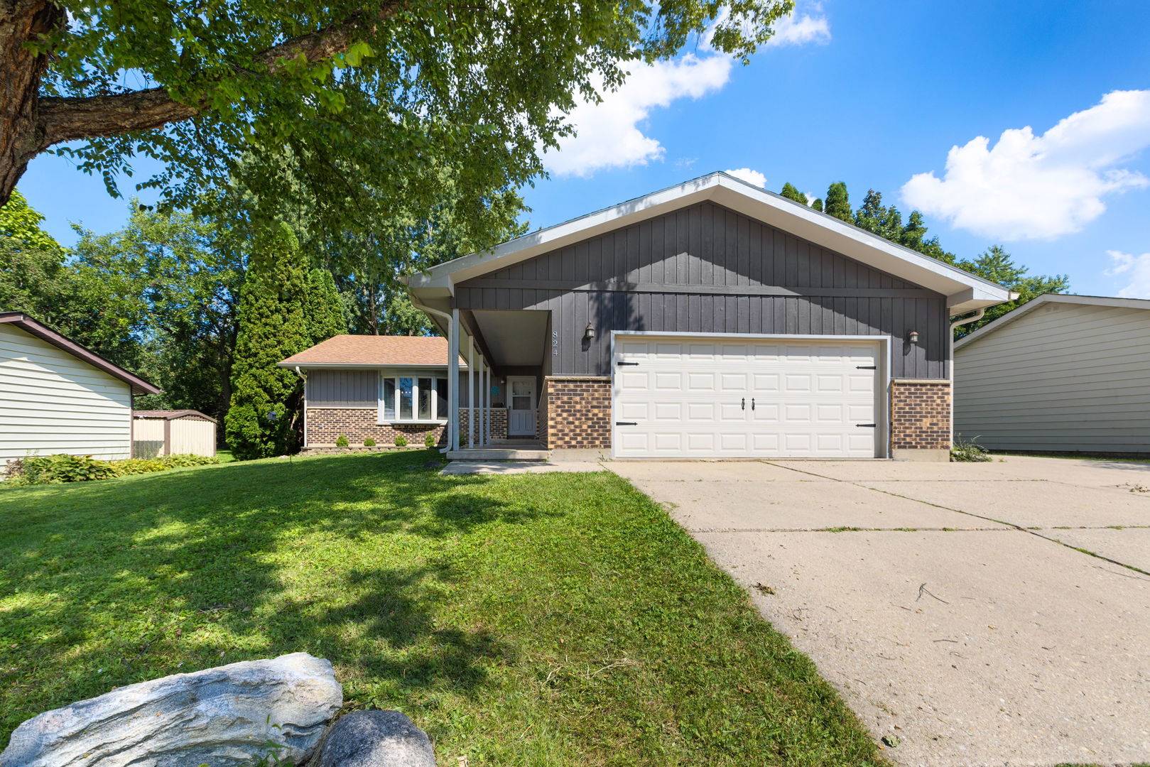 824 Royal DR, Mchenry, IL 60050