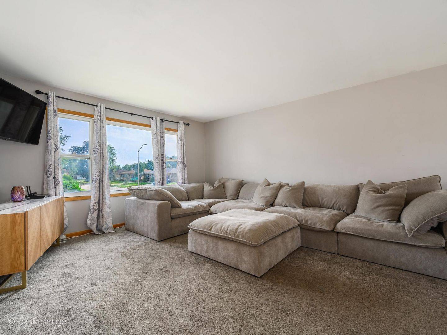557 Delaware TRL, Carol Stream, IL 60188