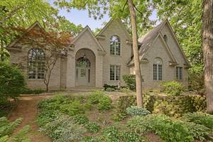 2708 Whiting CT, Mchenry, IL 60050