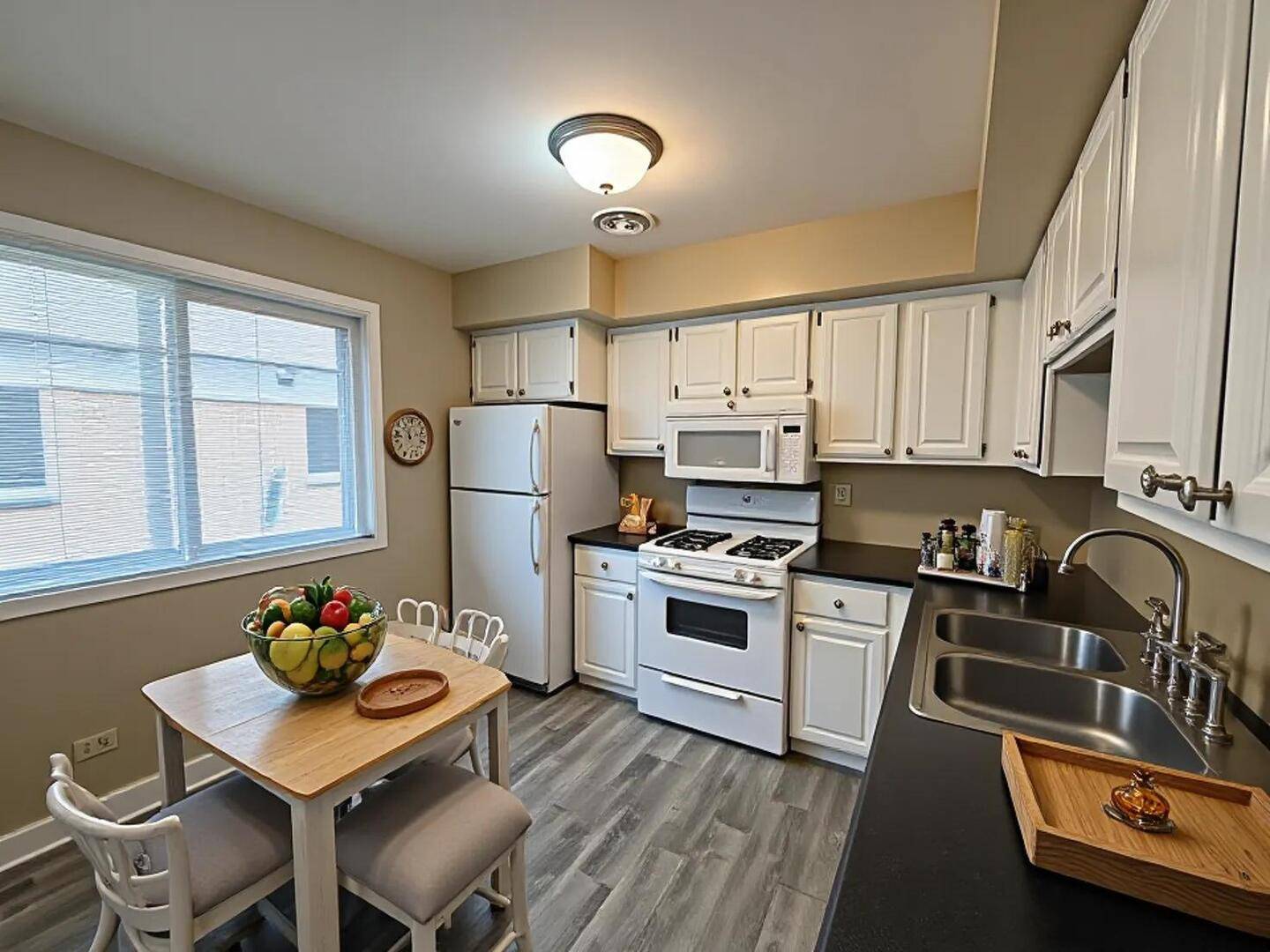 606 S Milwaukee AVE #B, Libertyville, IL 60048