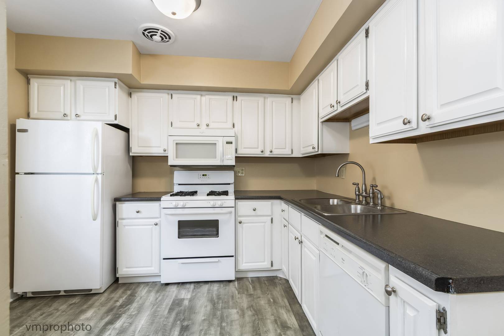 606 S Milwaukee AVE #B, Libertyville, IL 60048