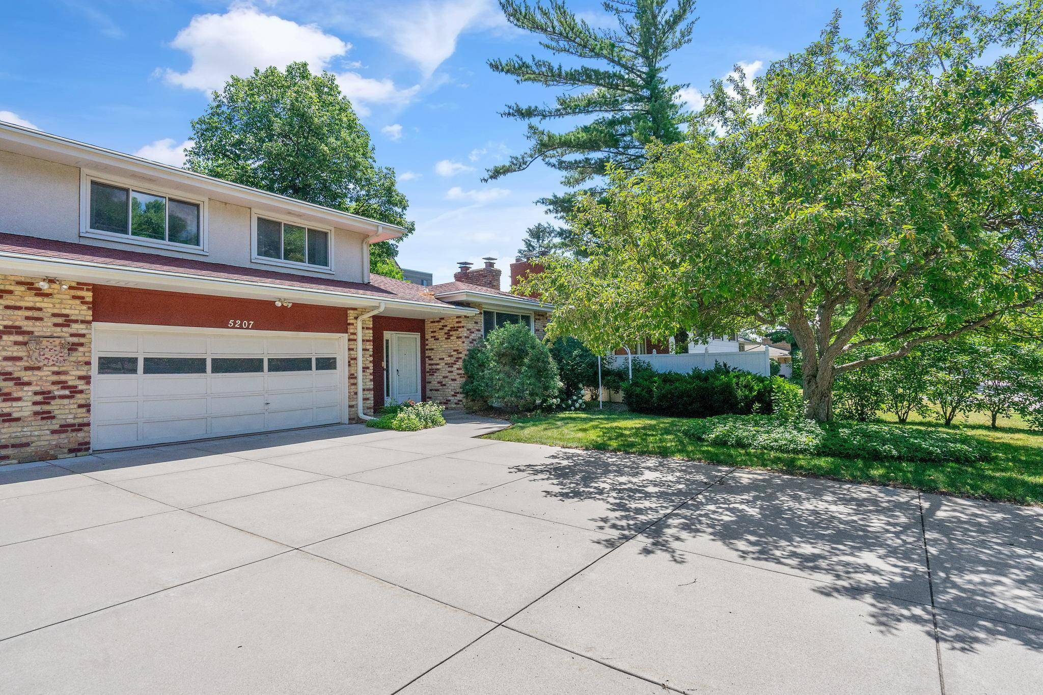 5207 Grandview LN, Edina, MN 55436