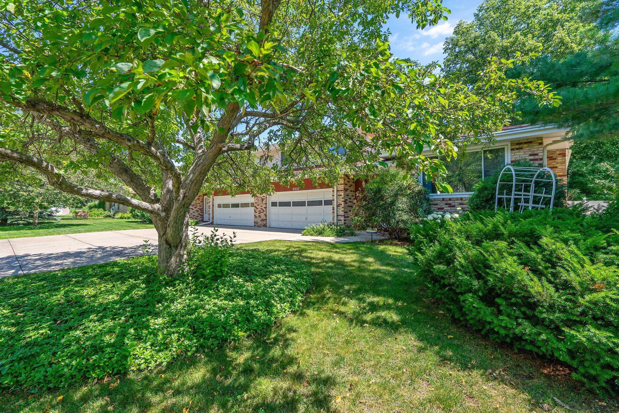 5207 Grandview LN, Edina, MN 55436