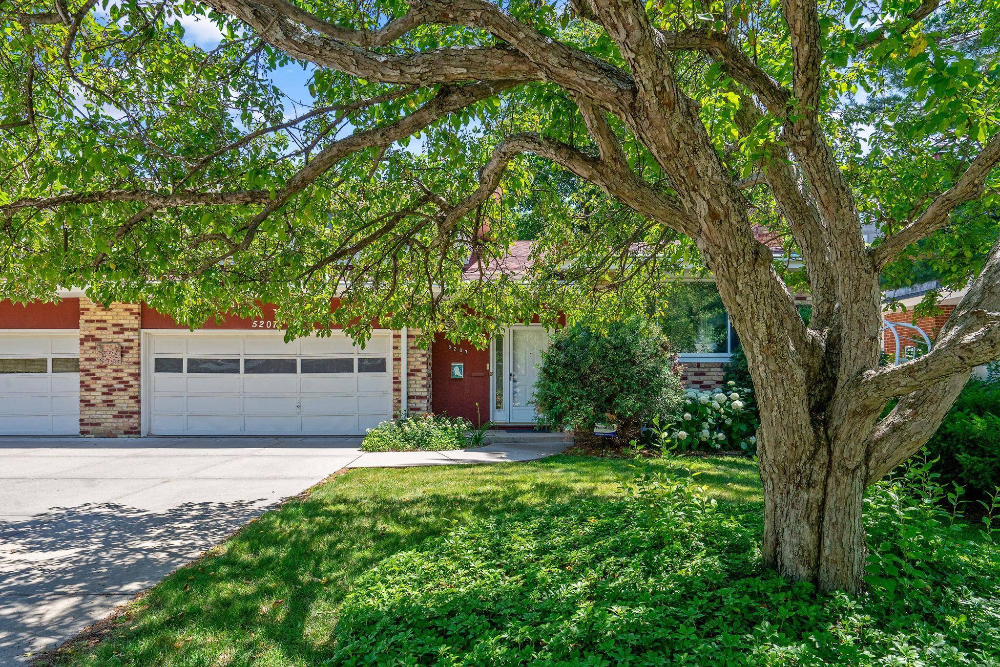 5207 Grandview LN, Edina, MN 55436