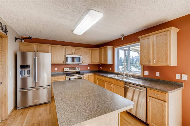 2134 Omega DR, Shakopee, MN 55379
