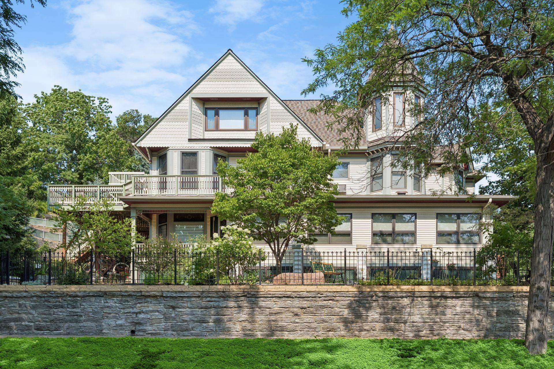 8 Bates AVE, Saint Paul, MN 55106