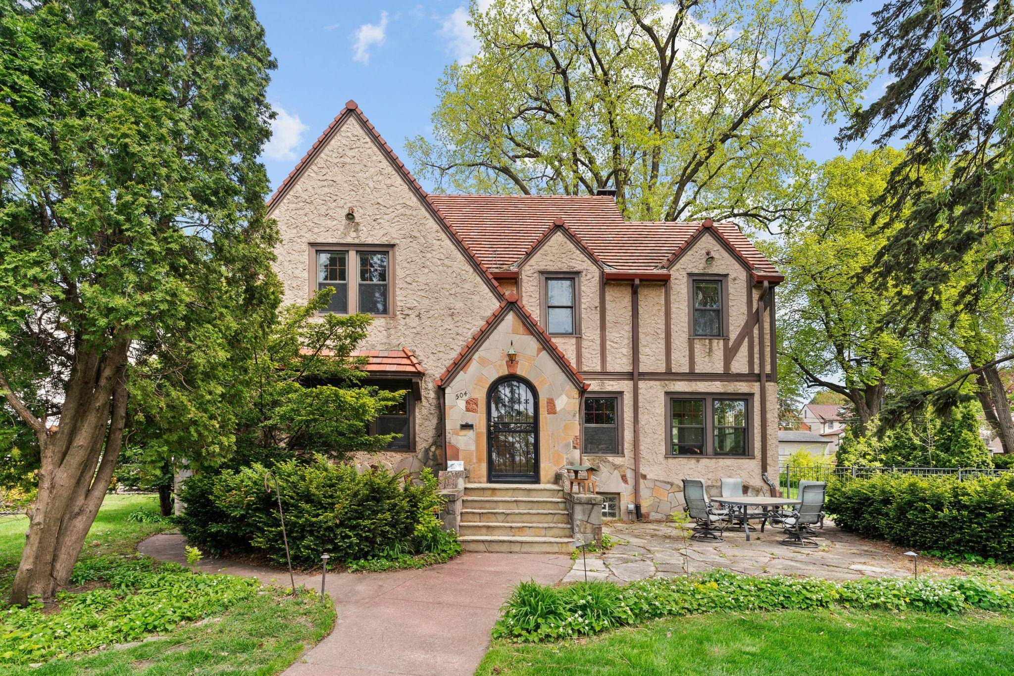 504 Mississippi River BLVD S, Saint Paul, MN 55116