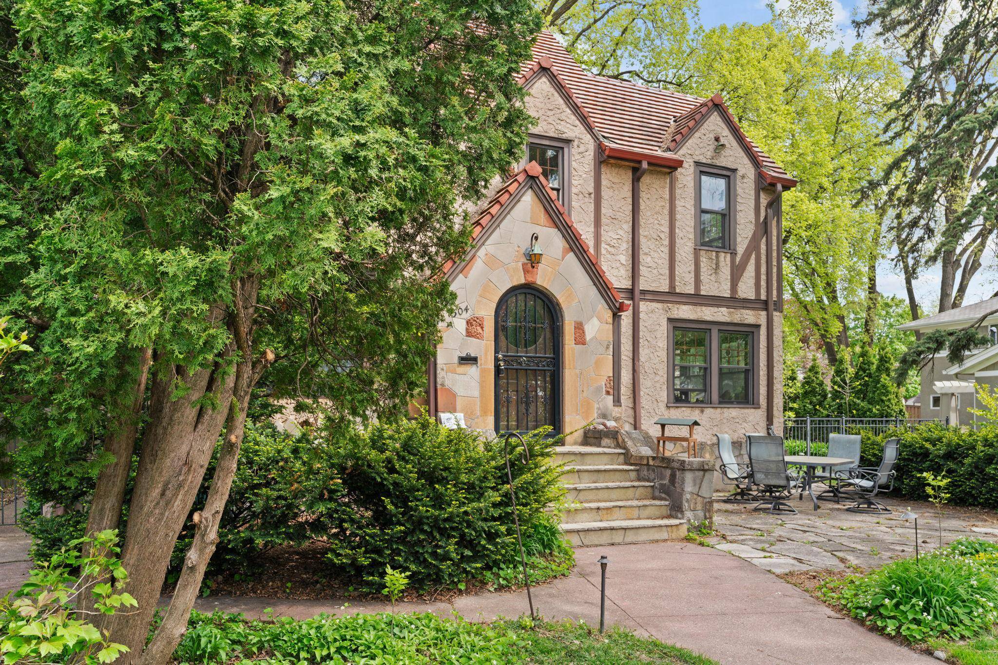 504 Mississippi River BLVD S, Saint Paul, MN 55116