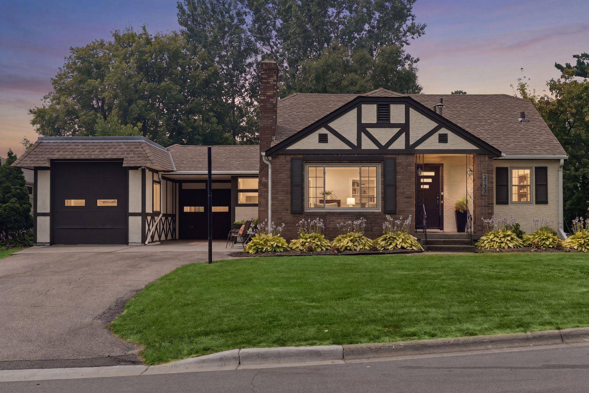 2123 Fairways LN, Roseville, MN 55113