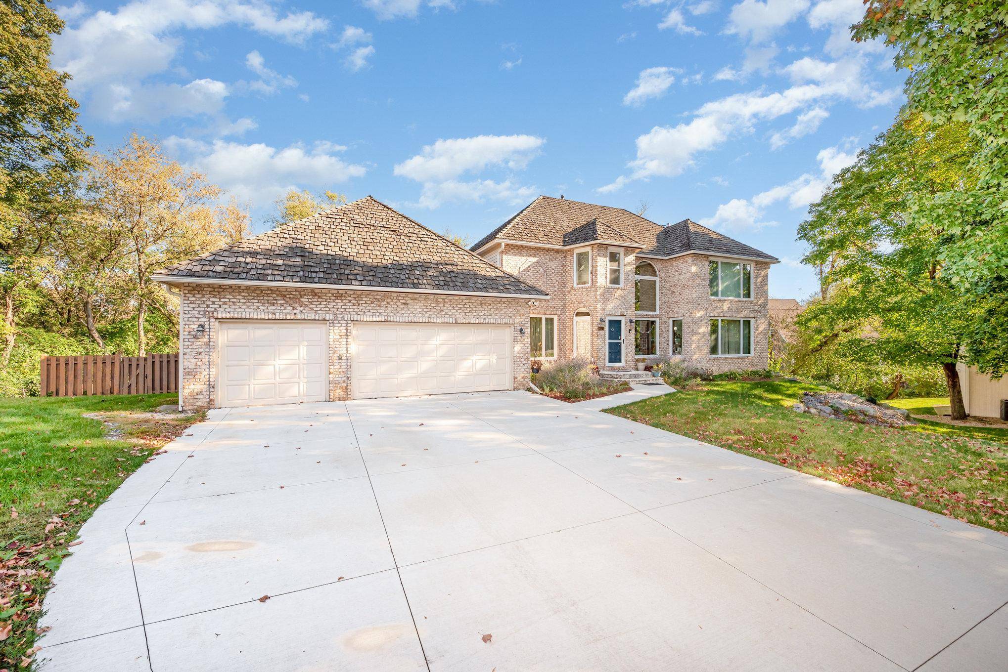 8973 Knoble CT, Eden Prairie, MN 55347