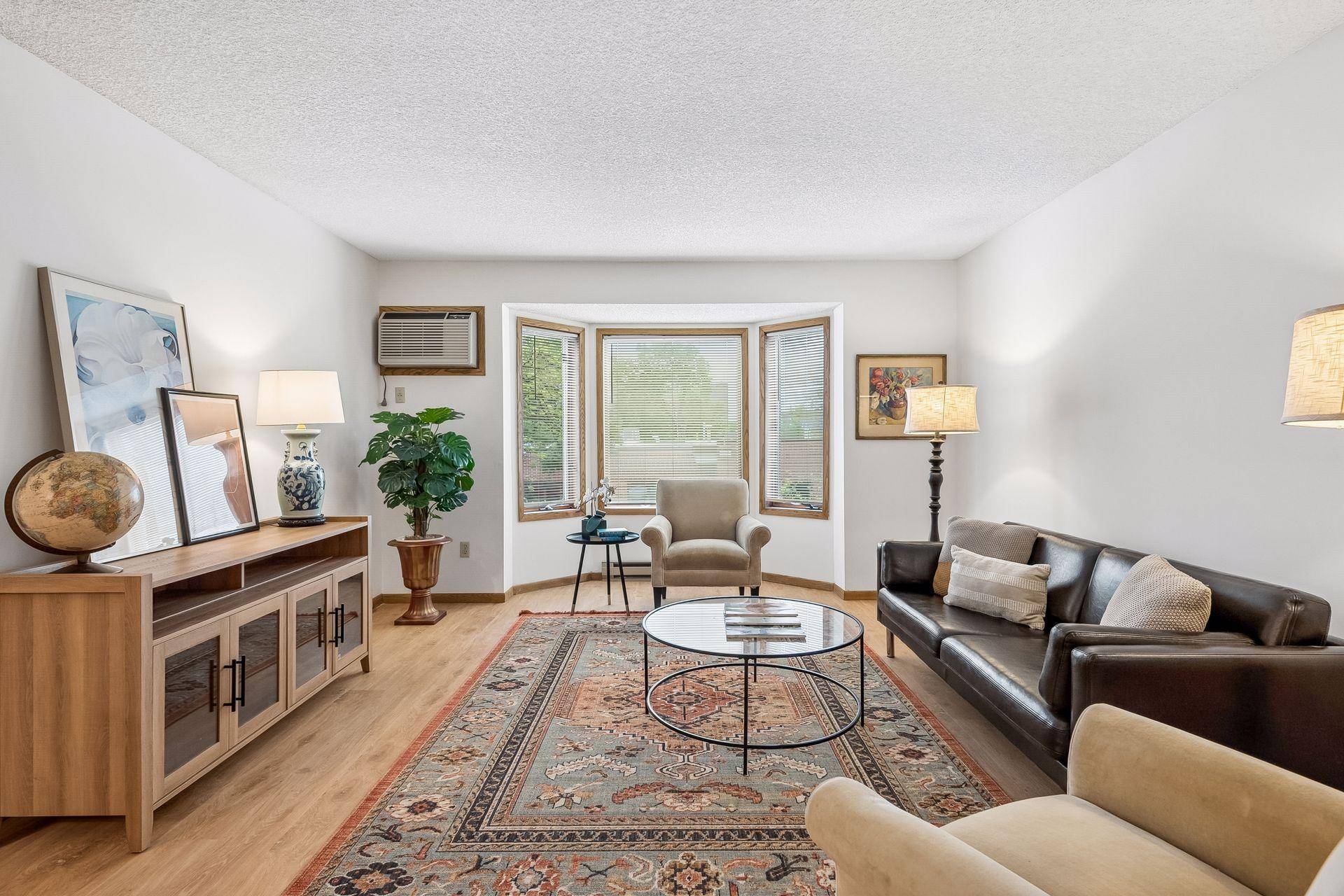 2425 E Franklin AVE #209, Minneapolis, MN 55406