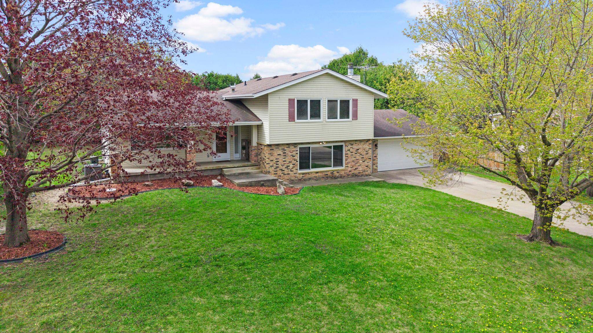 2055 Edgewood DR, Owatonna, MN 55060