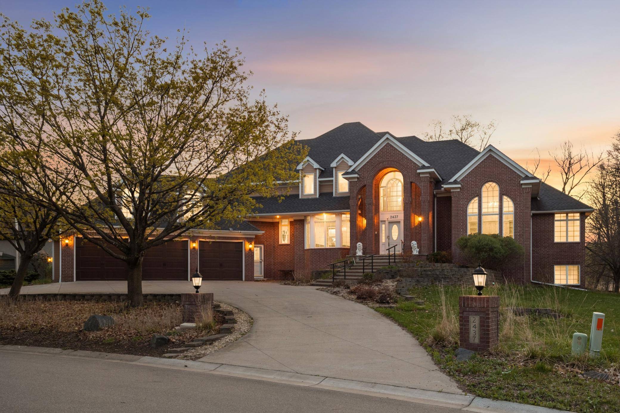 2437 Sunset CT, Little Canada, MN 55117