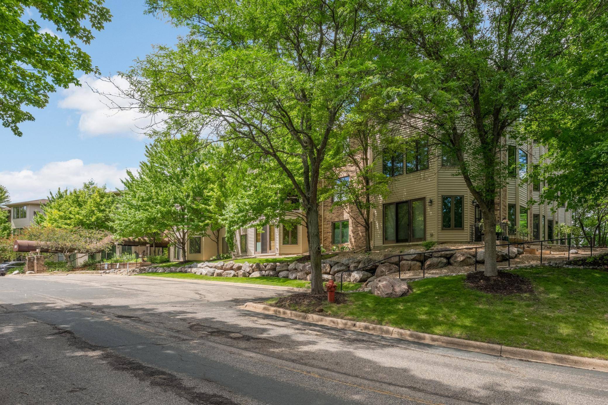5985 Rowland RD #302, Minnetonka, MN 55343