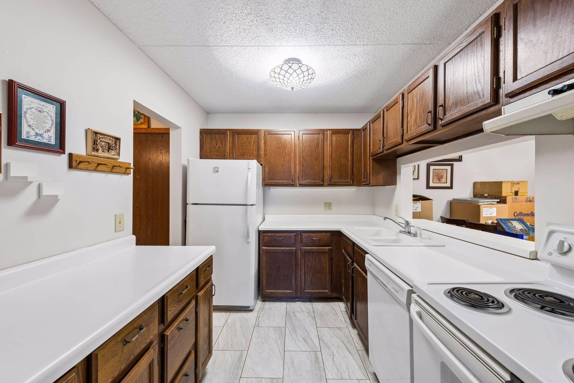10531 Cedar Lake RD #212, Minnetonka, MN 55305