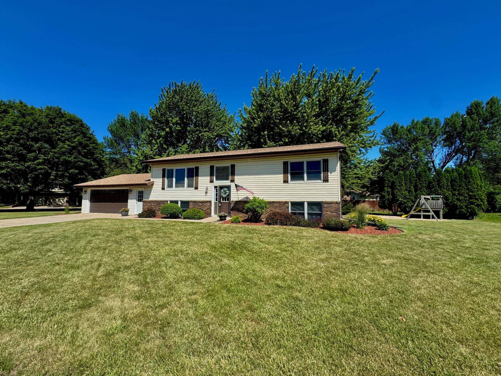 501 Hawthorne DR, Marshall, MN 56258