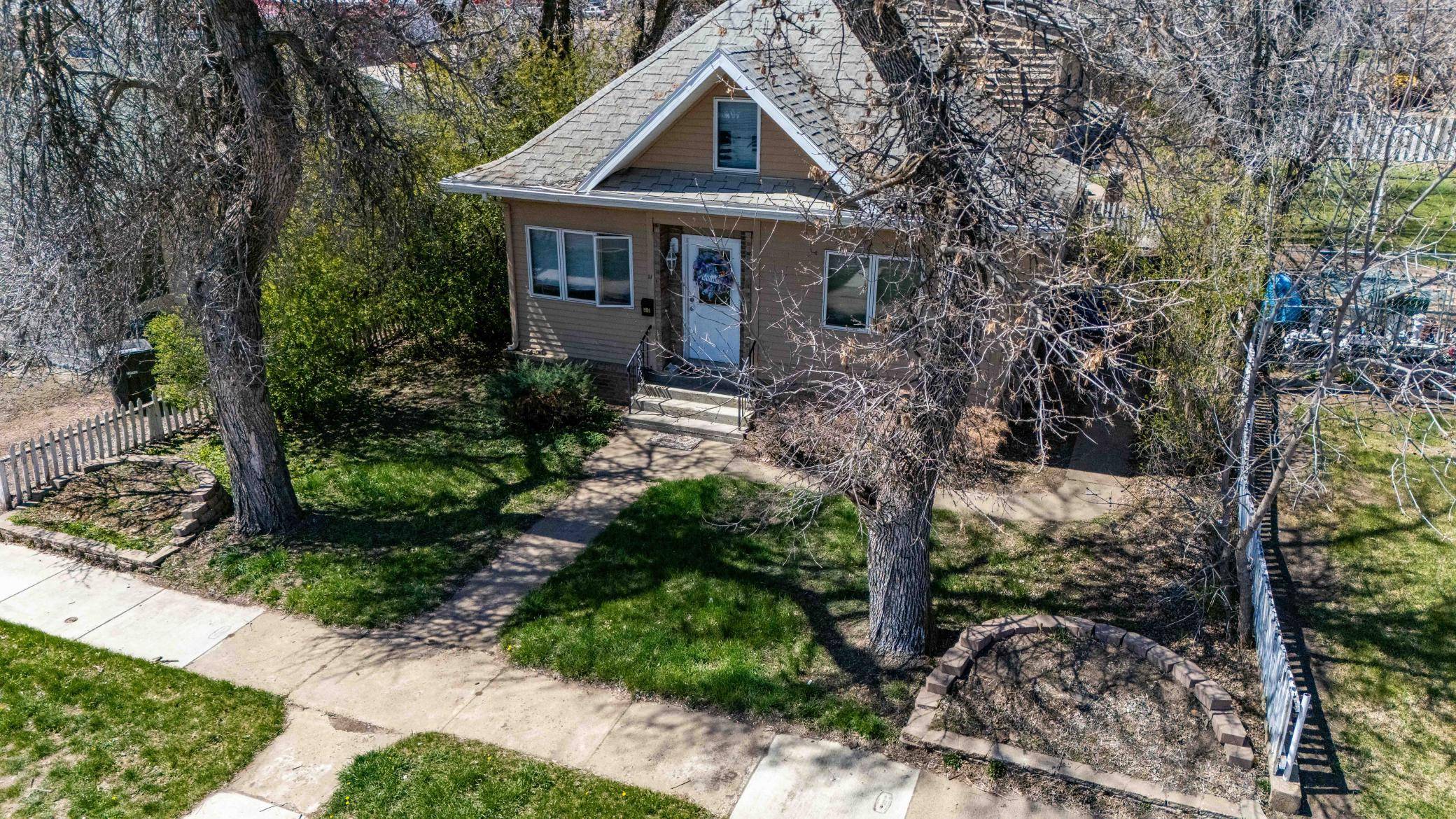 11 6th AVE W, Dickinson, ND 58601
