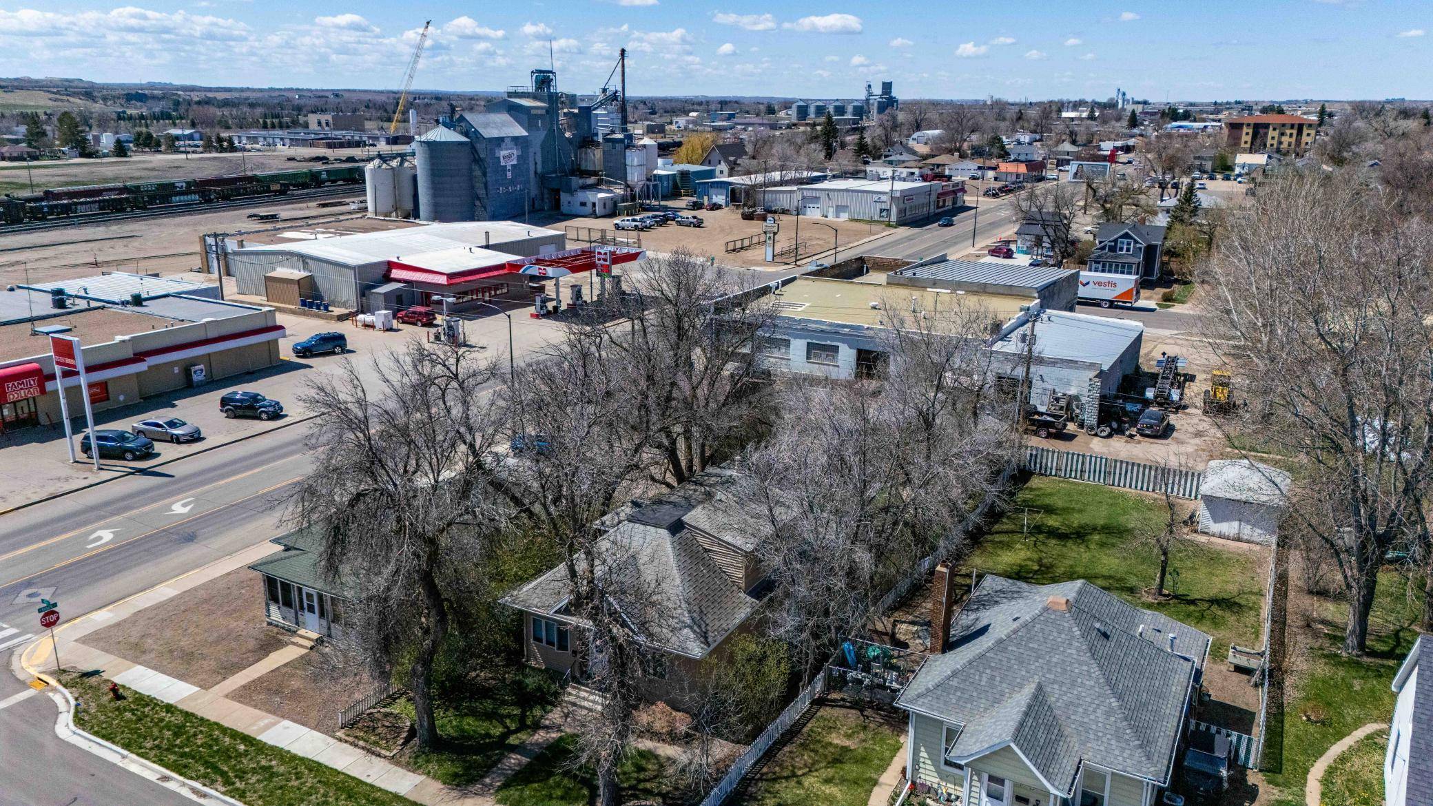 11 6th AVE W, Dickinson, ND 58601