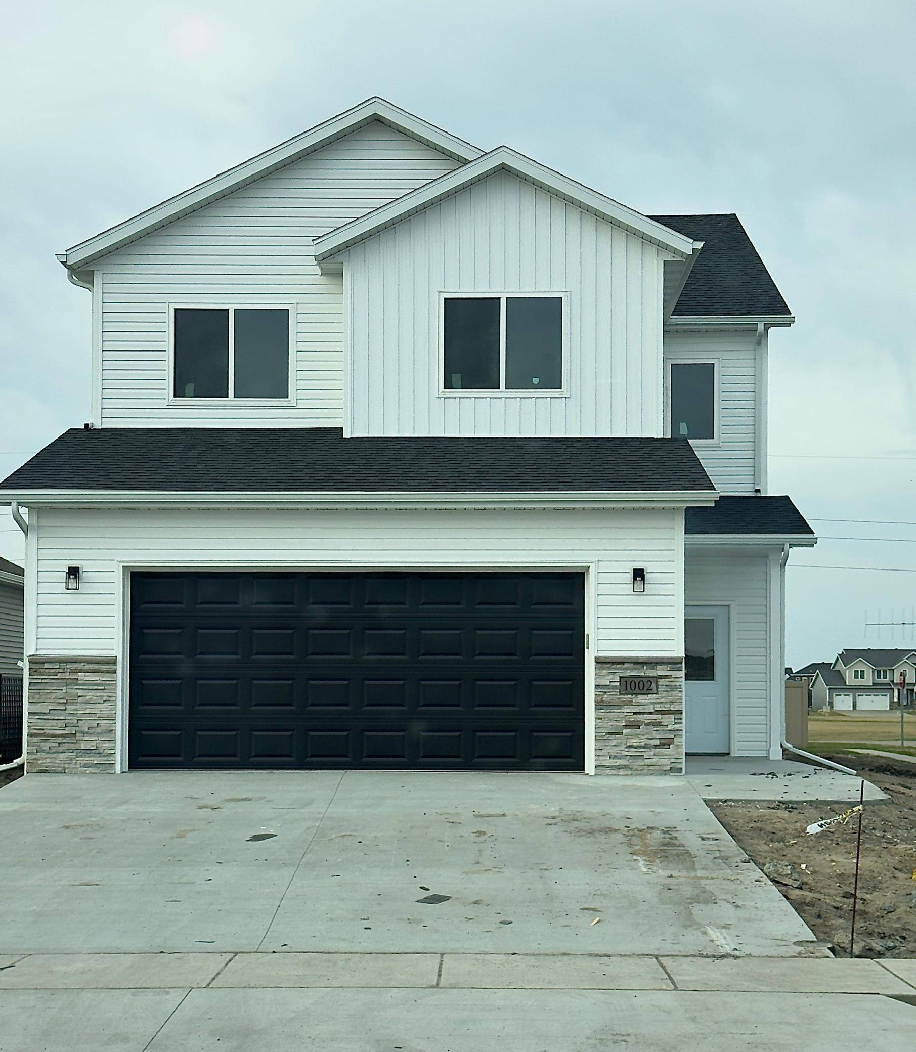 1002 Albert DR W, West Fargo, ND 58078