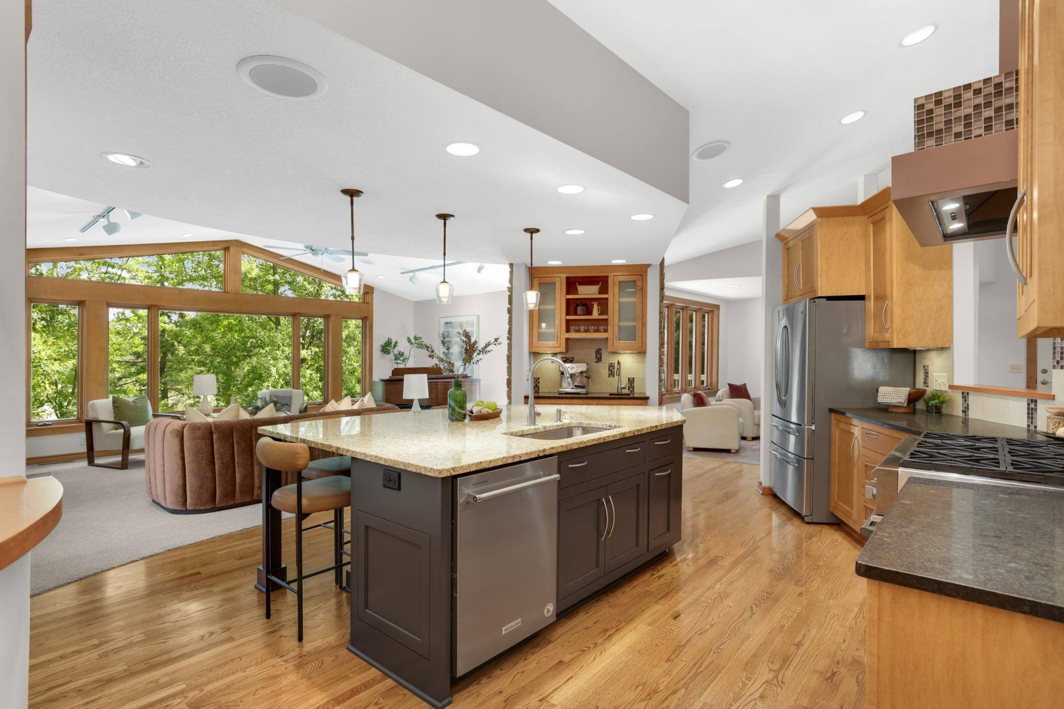 2120 Queensland LN N, Plymouth, MN 55447