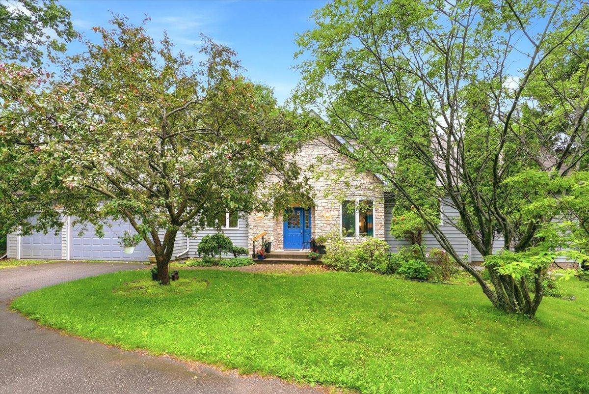 481 Sleepy Hollow DR, Roberts, WI 54023