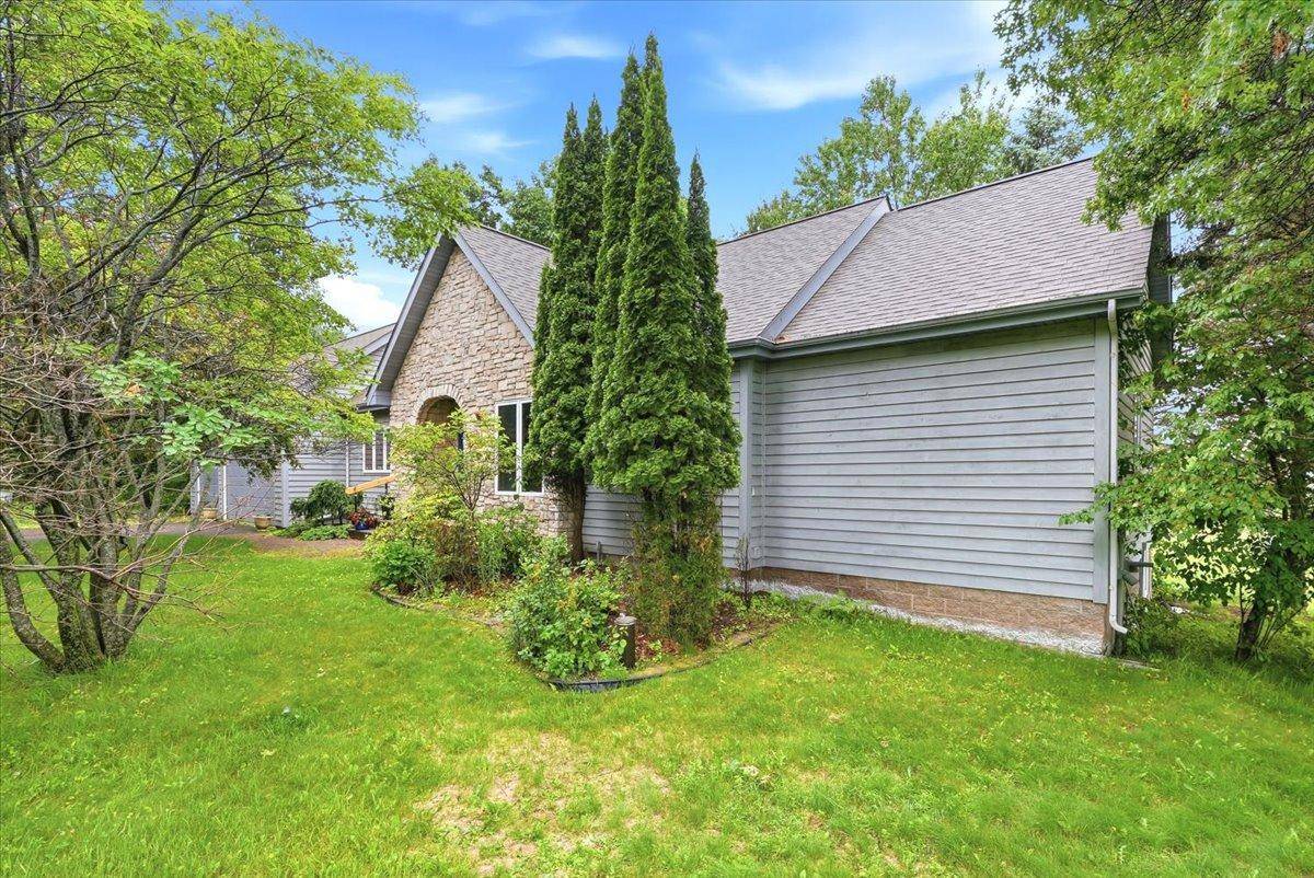 481 Sleepy Hollow DR, Roberts, WI 54023