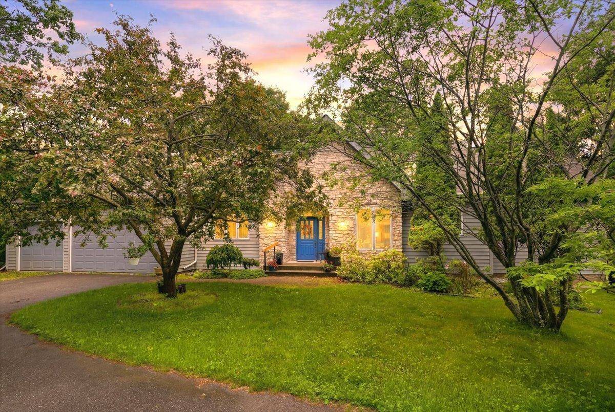 481 Sleepy Hollow DR, Roberts, WI 54023