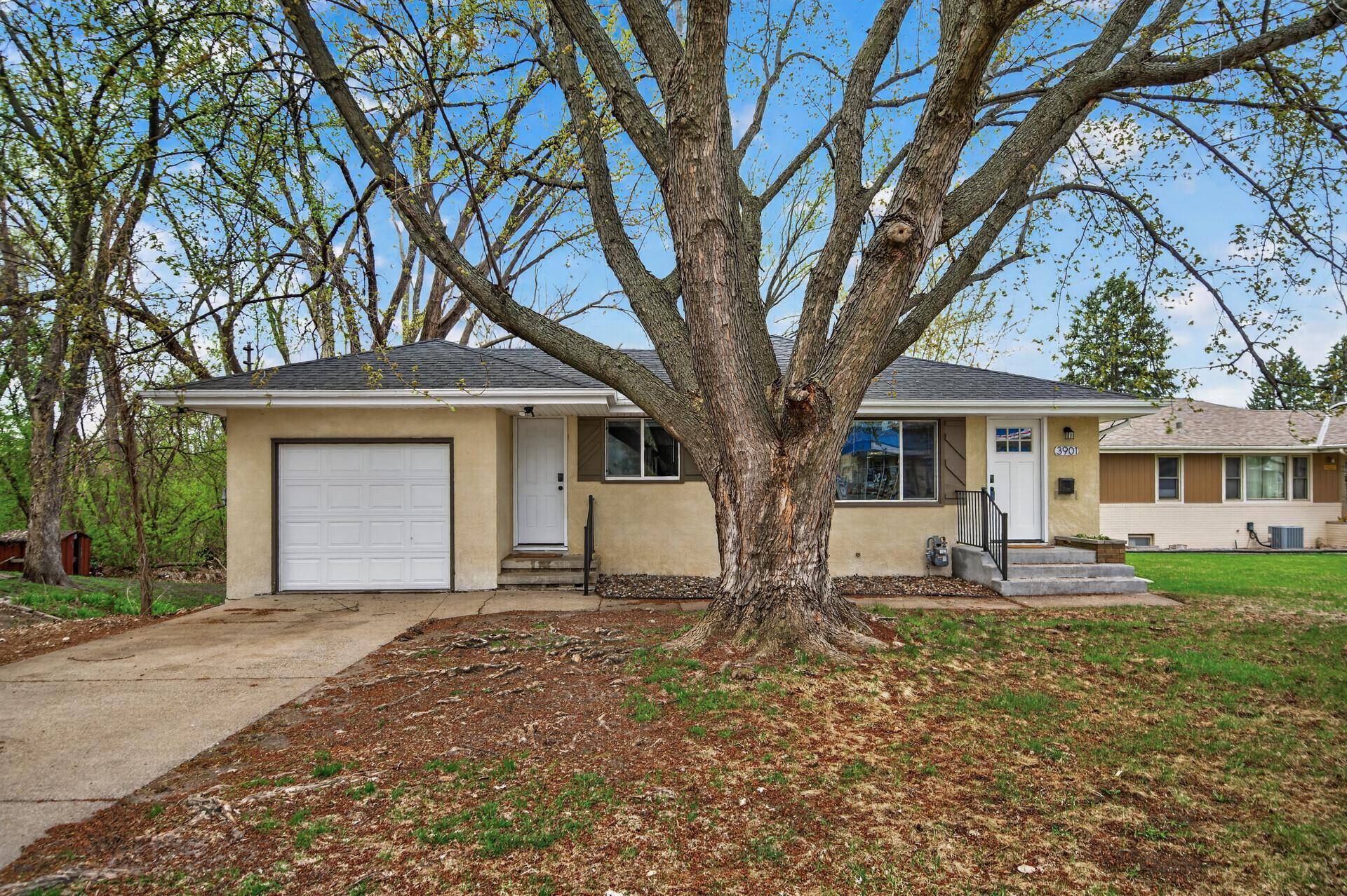 3901 Lake Drive AVE N, Robbinsdale, MN 55422