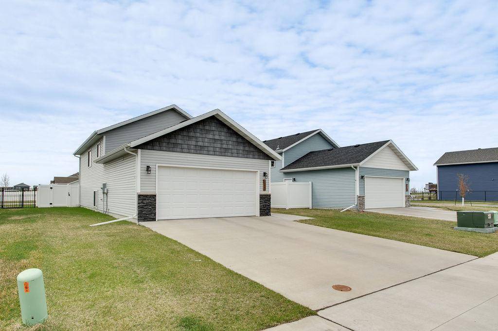 1207 Barnes DR W, West Fargo, ND 58078