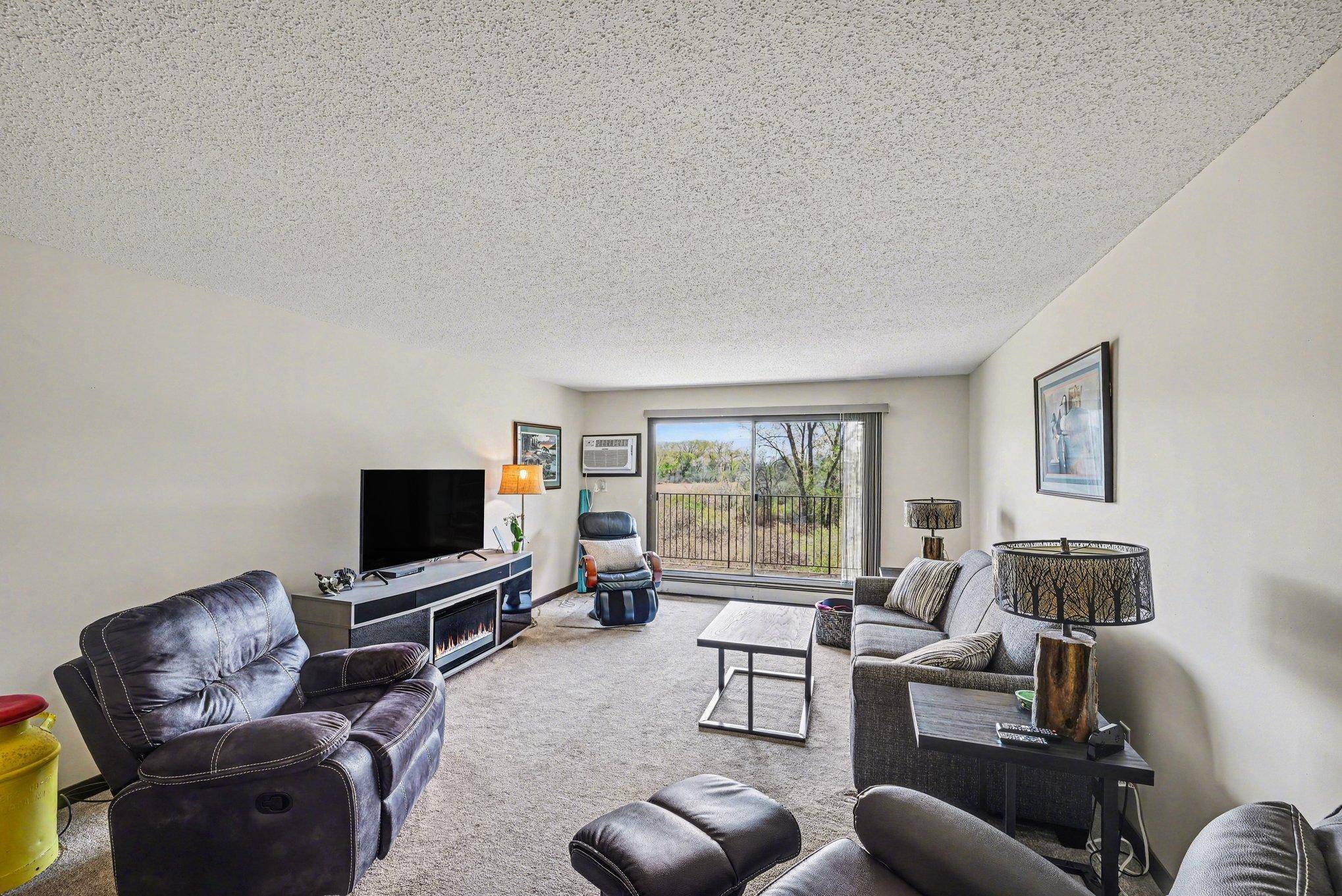 1304 W Medicine Lake DR #221, Plymouth, MN 55441