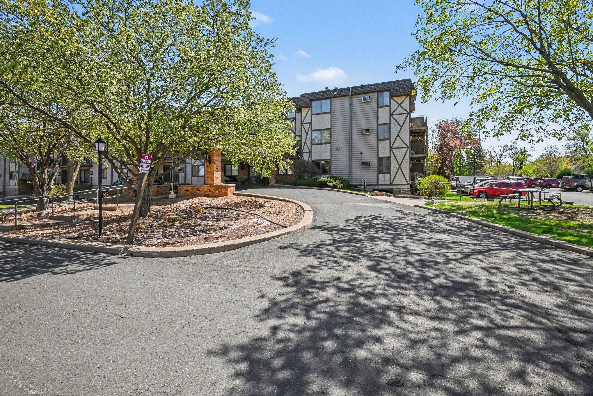 1304 W Medicine Lake DR #221, Plymouth, MN 55441