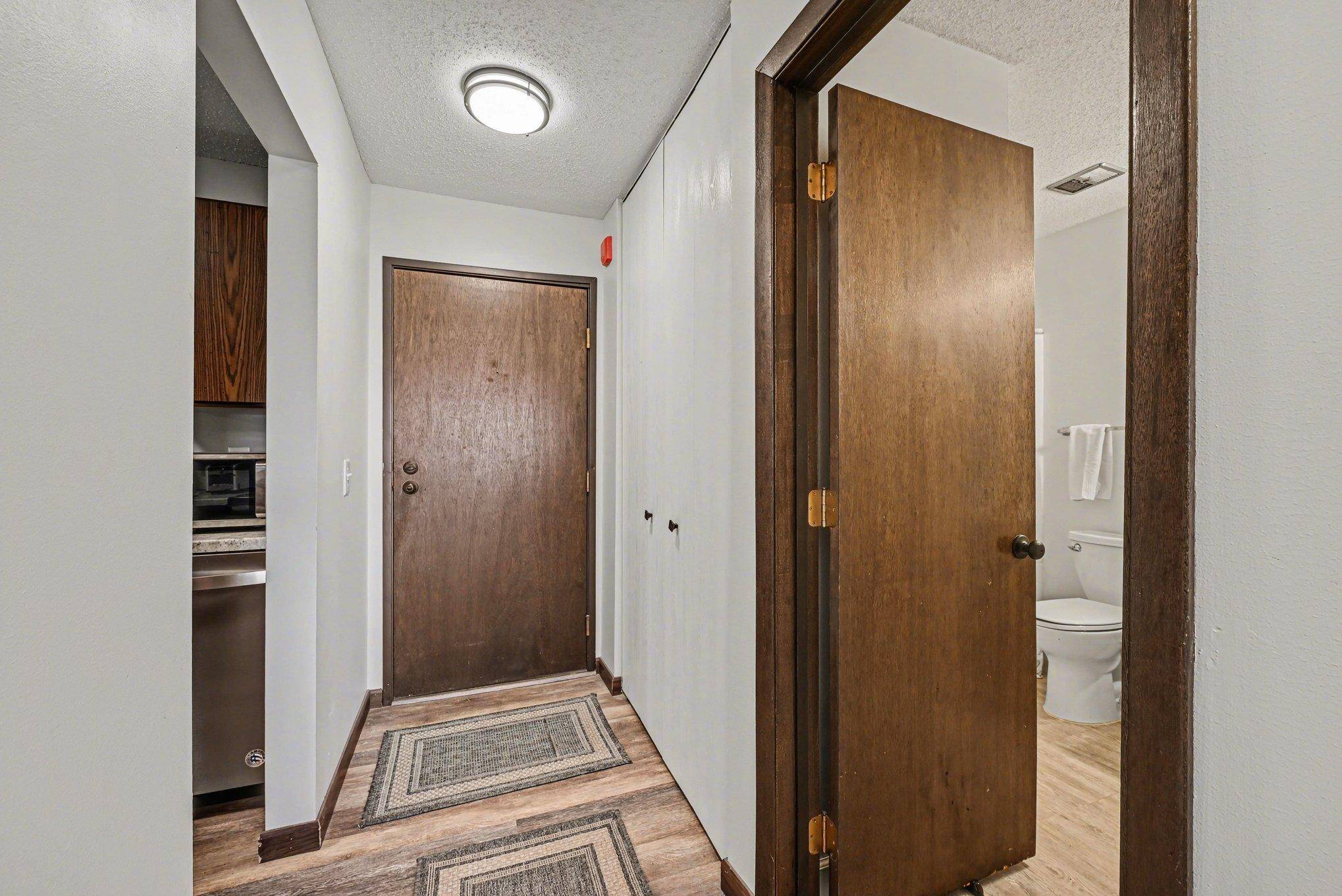 1304 W Medicine Lake DR #221, Plymouth, MN 55441