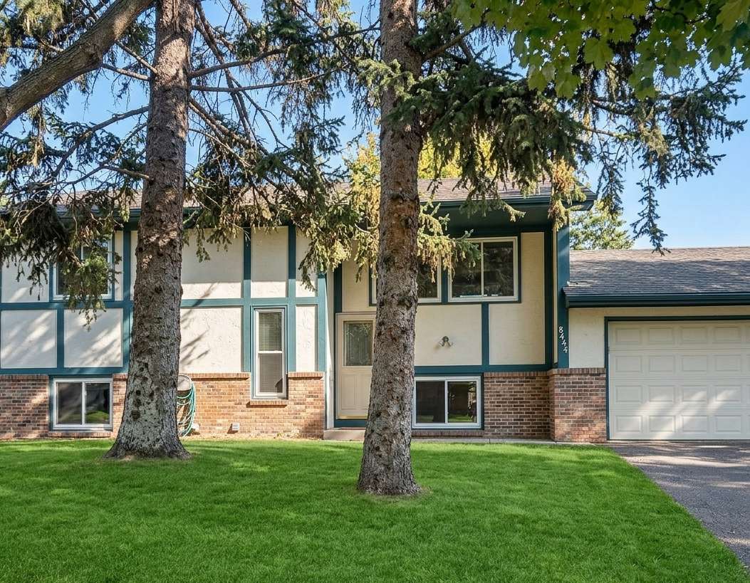 8446 Sumter CIR N, Brooklyn Park, MN 55445