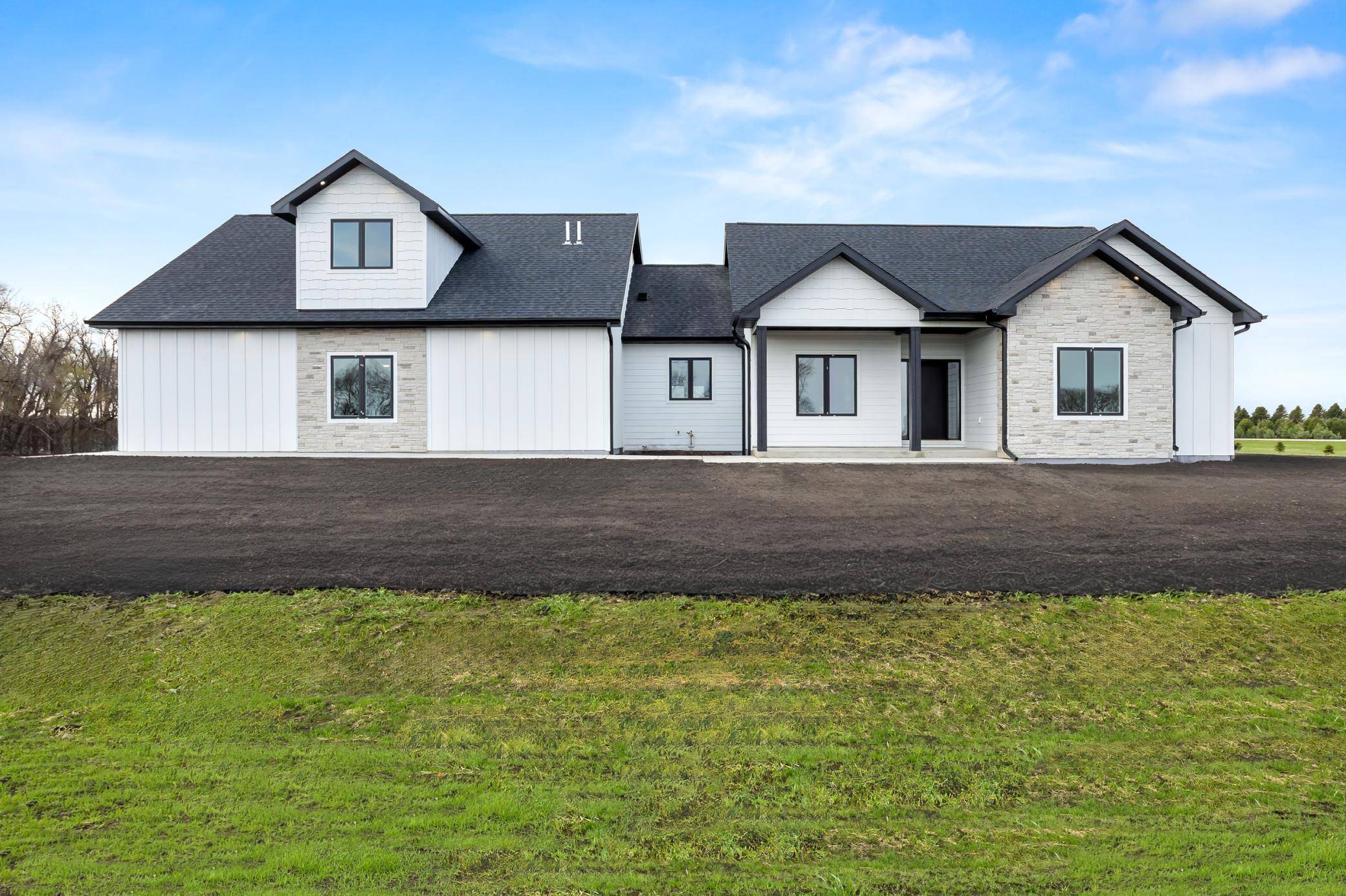 638 Norman DR, Kindred, ND 58051