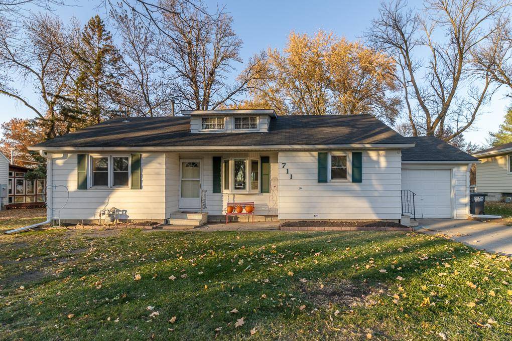 711 E Blue Earth ST, Lake Crystal, MN 56055