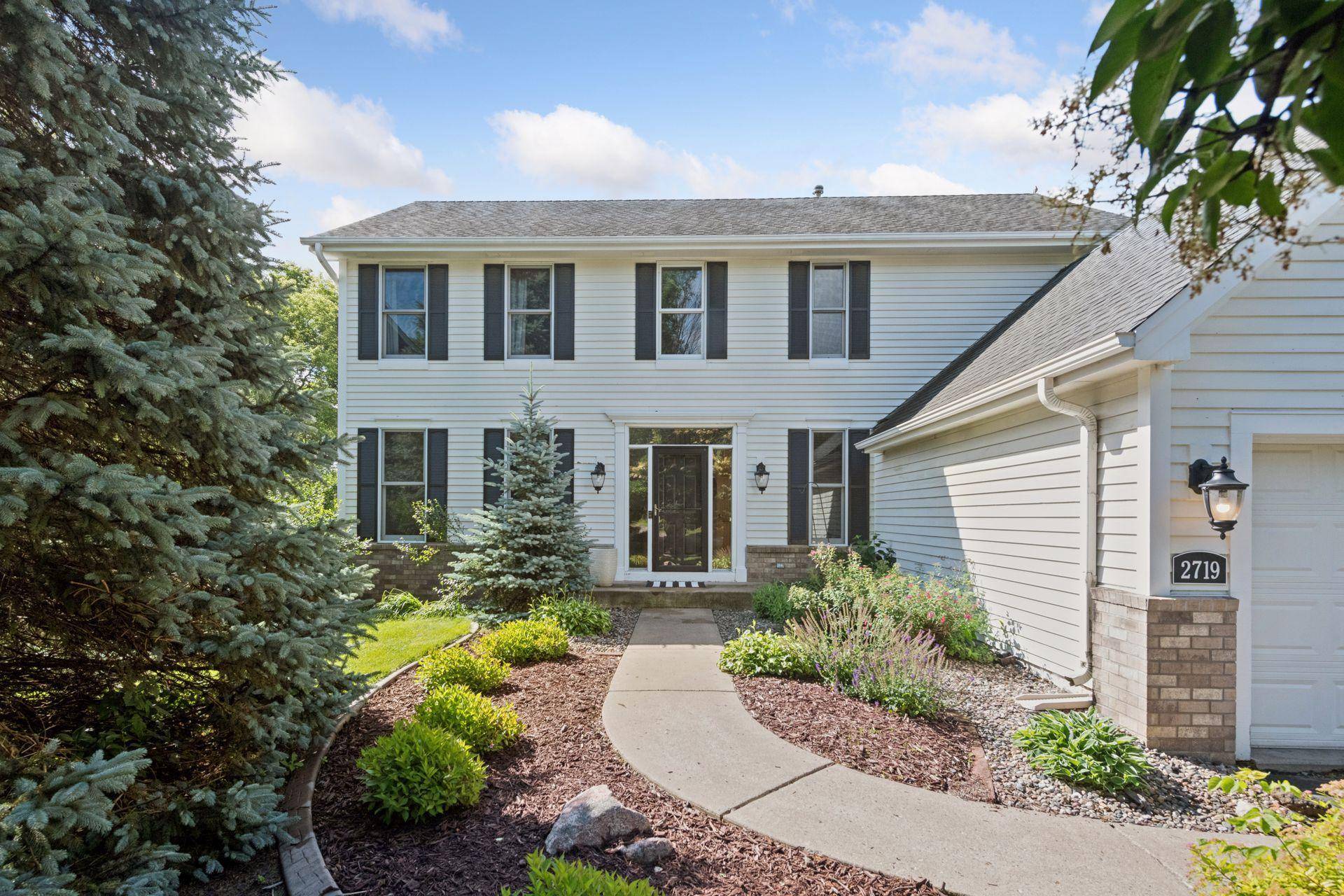 2719 Longacres DR, Chanhassen, MN 55317