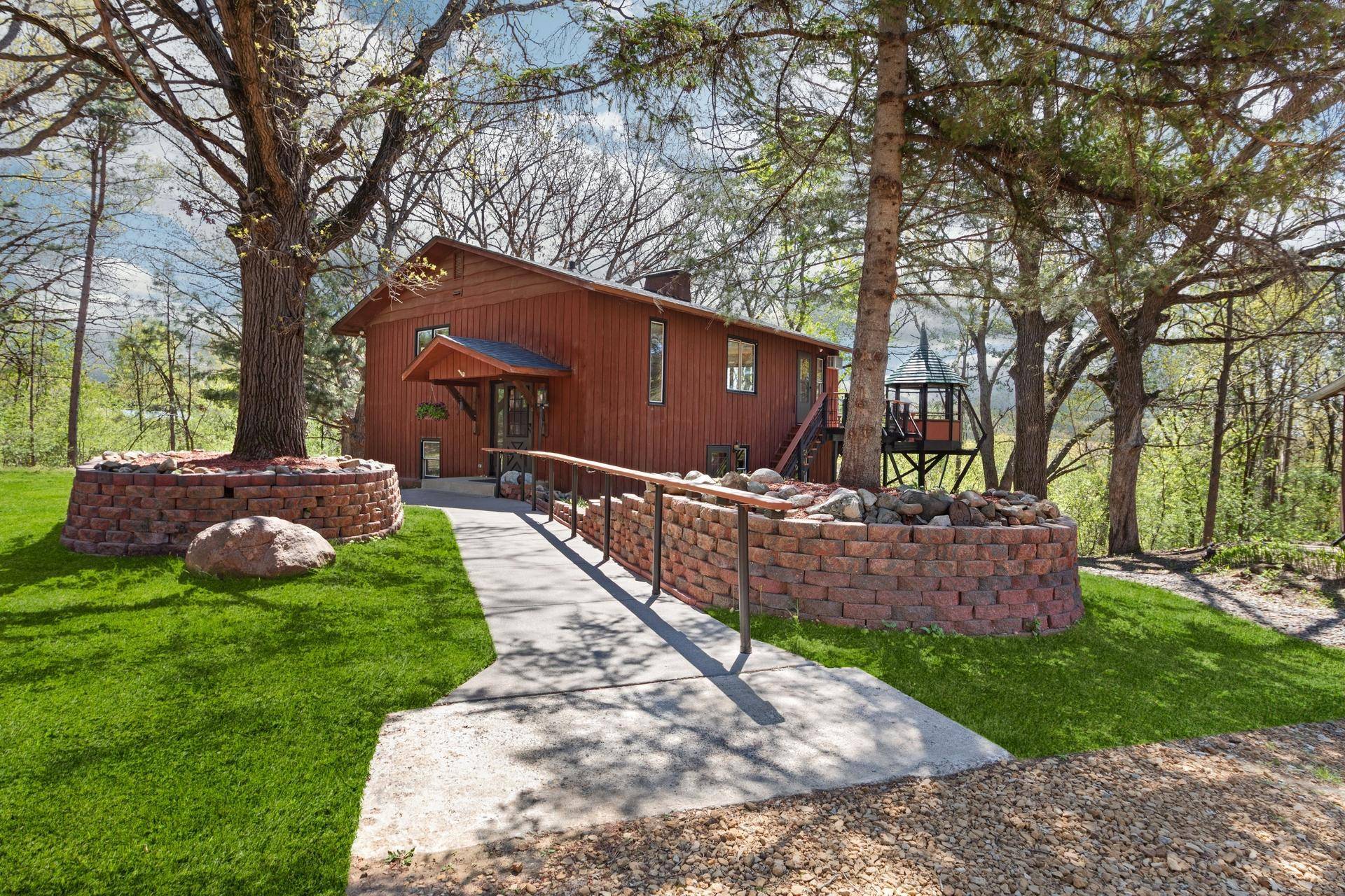 327 Krattley LN, Hudson, WI 54016