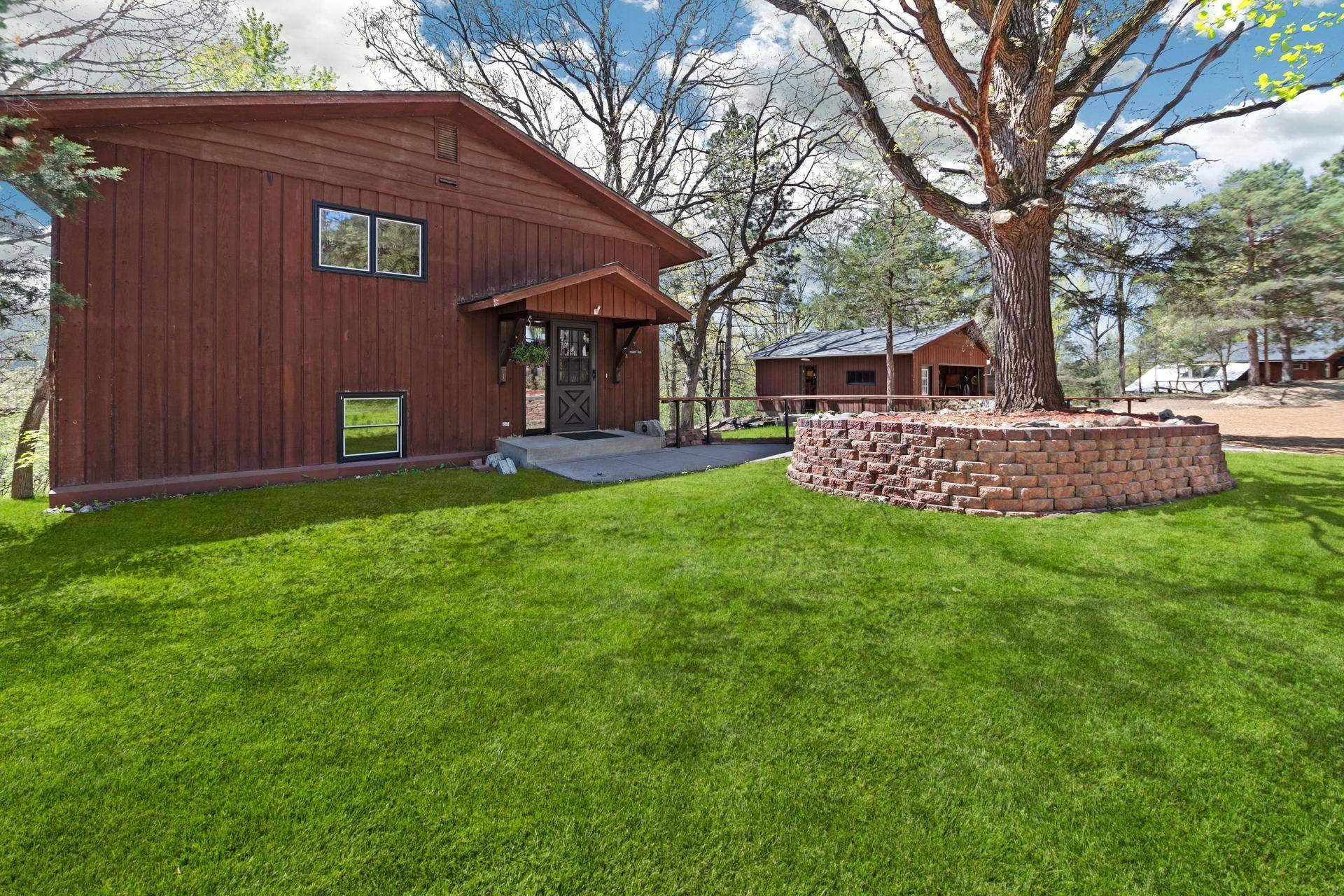327 Krattley LN, Hudson, WI 54016
