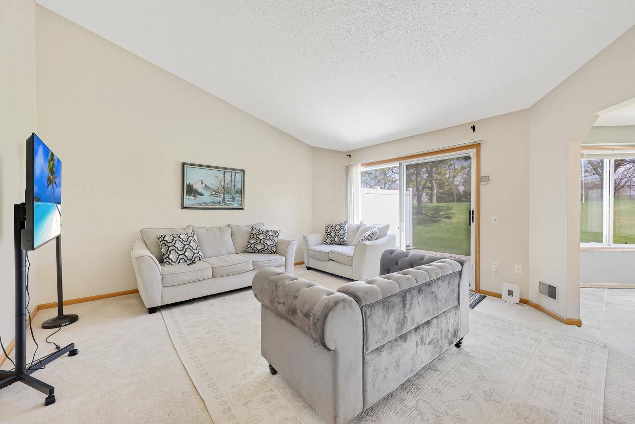 9462 Prairieview TRL N, Champlin, MN 55316