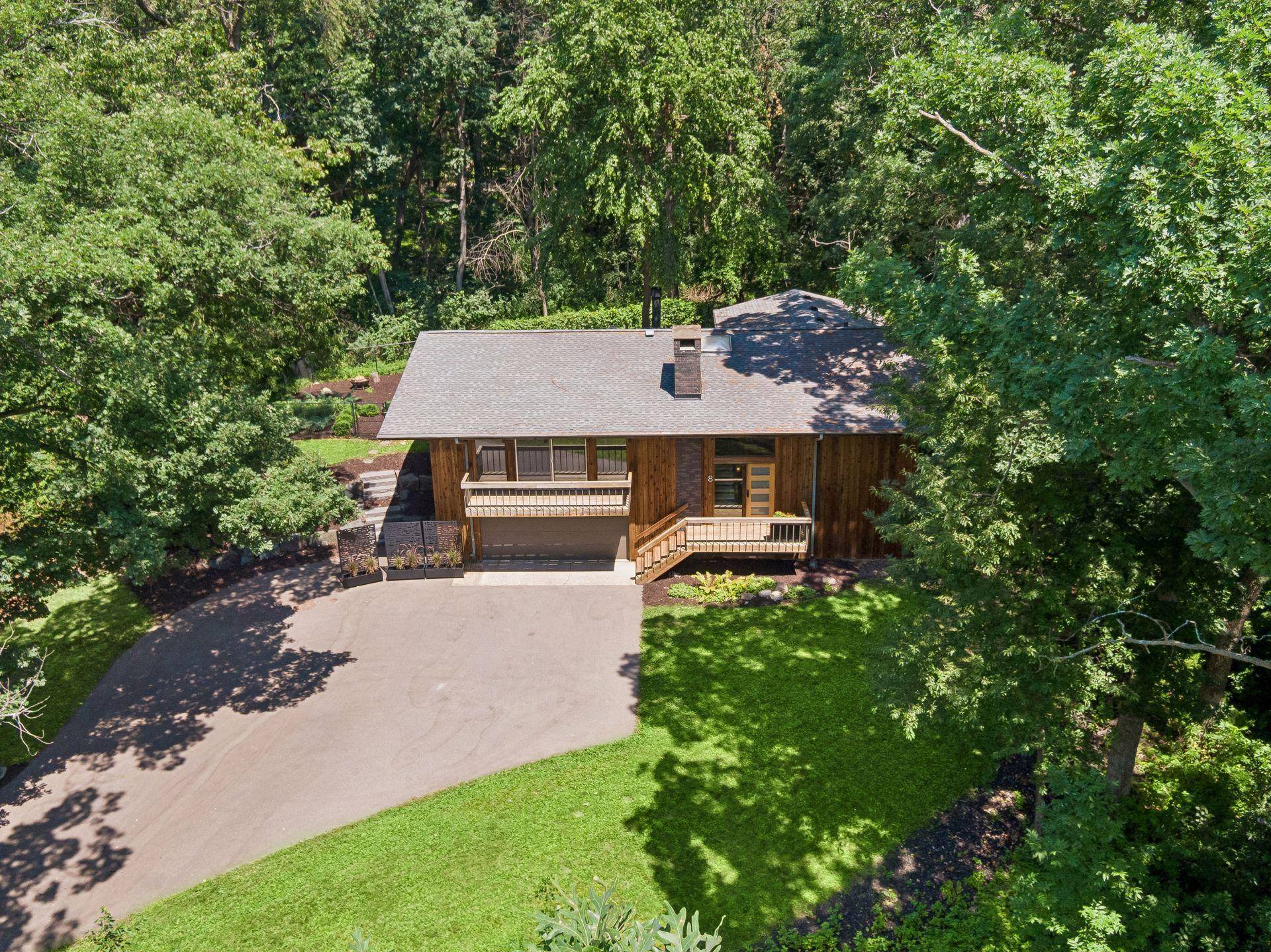 8 Sandpiper LN, North Oaks, MN 55127