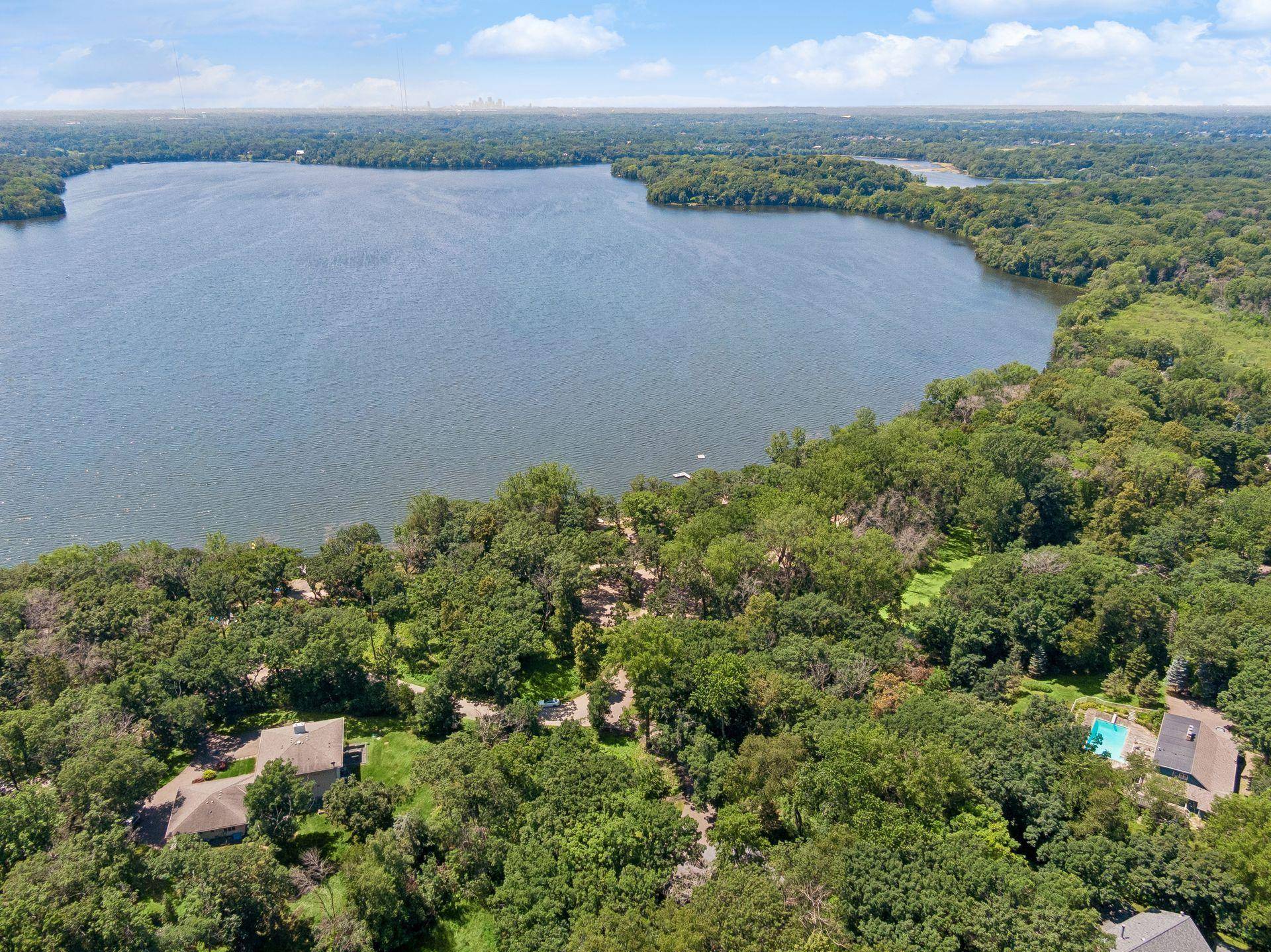 8 Sandpiper LN, North Oaks, MN 55127