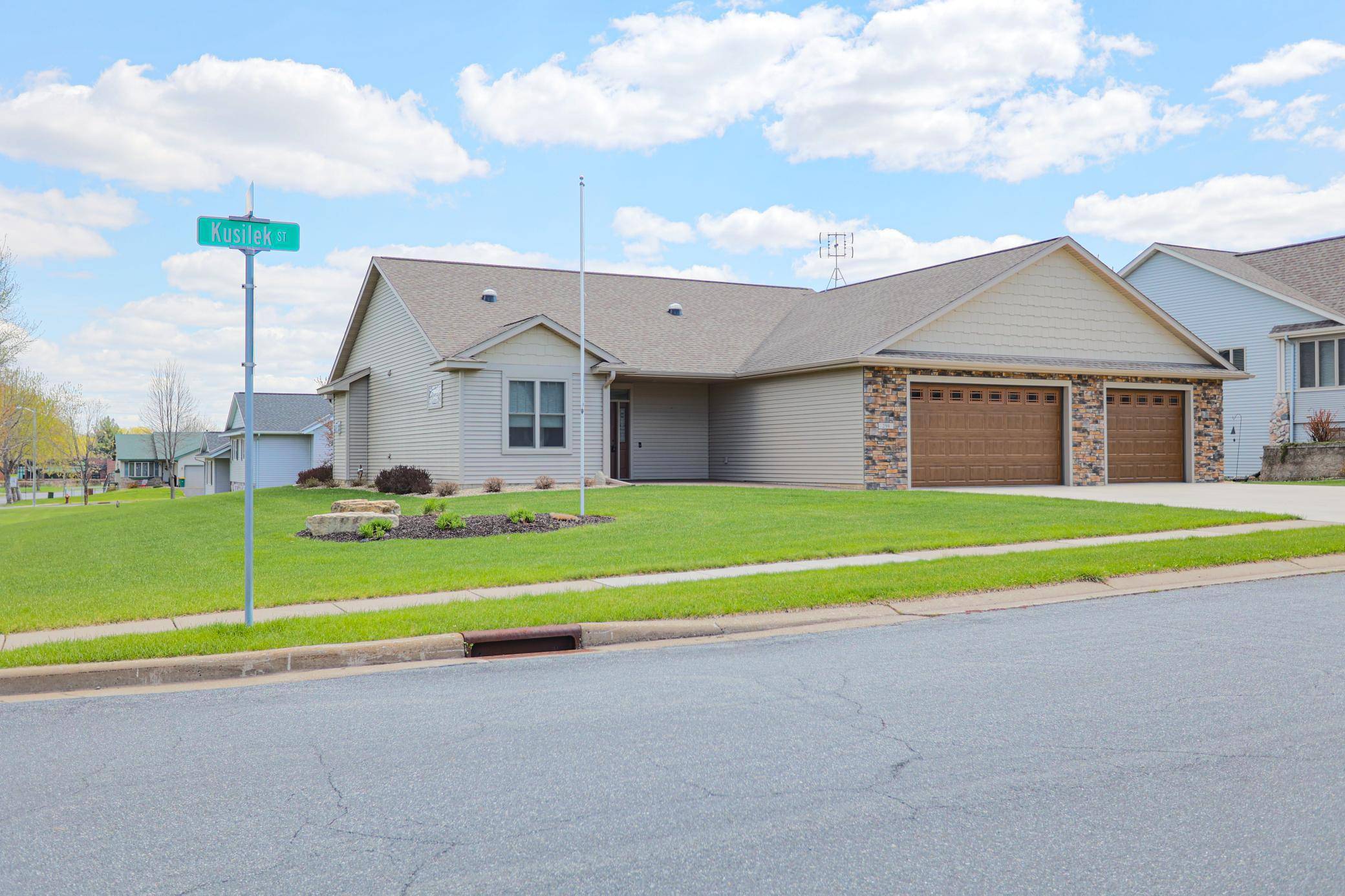 298 Kusilek ST, River Falls, WI 54022