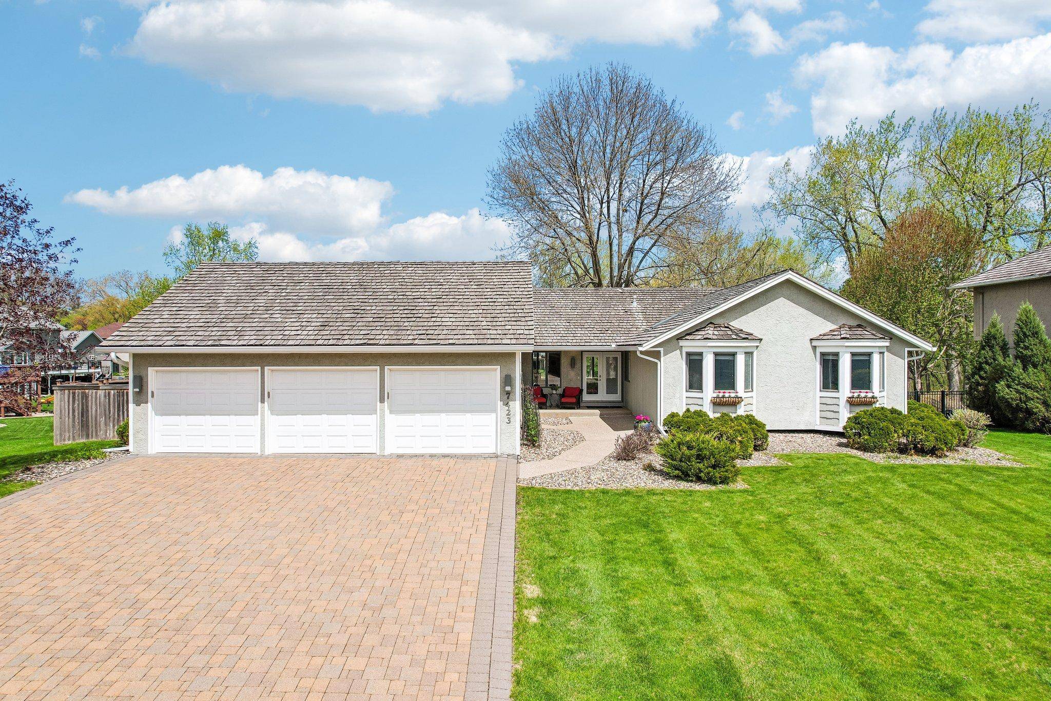 7423 Hyde Park LN, Edina, MN 55439