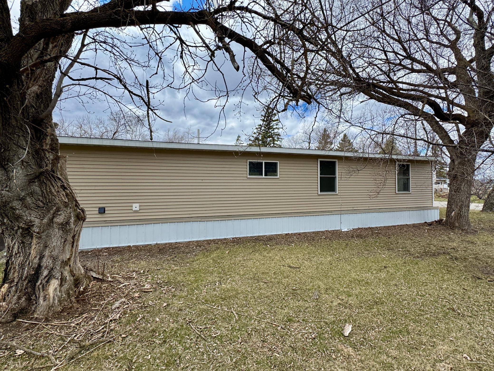 202 Washington ST SE, Warroad, MN 56763