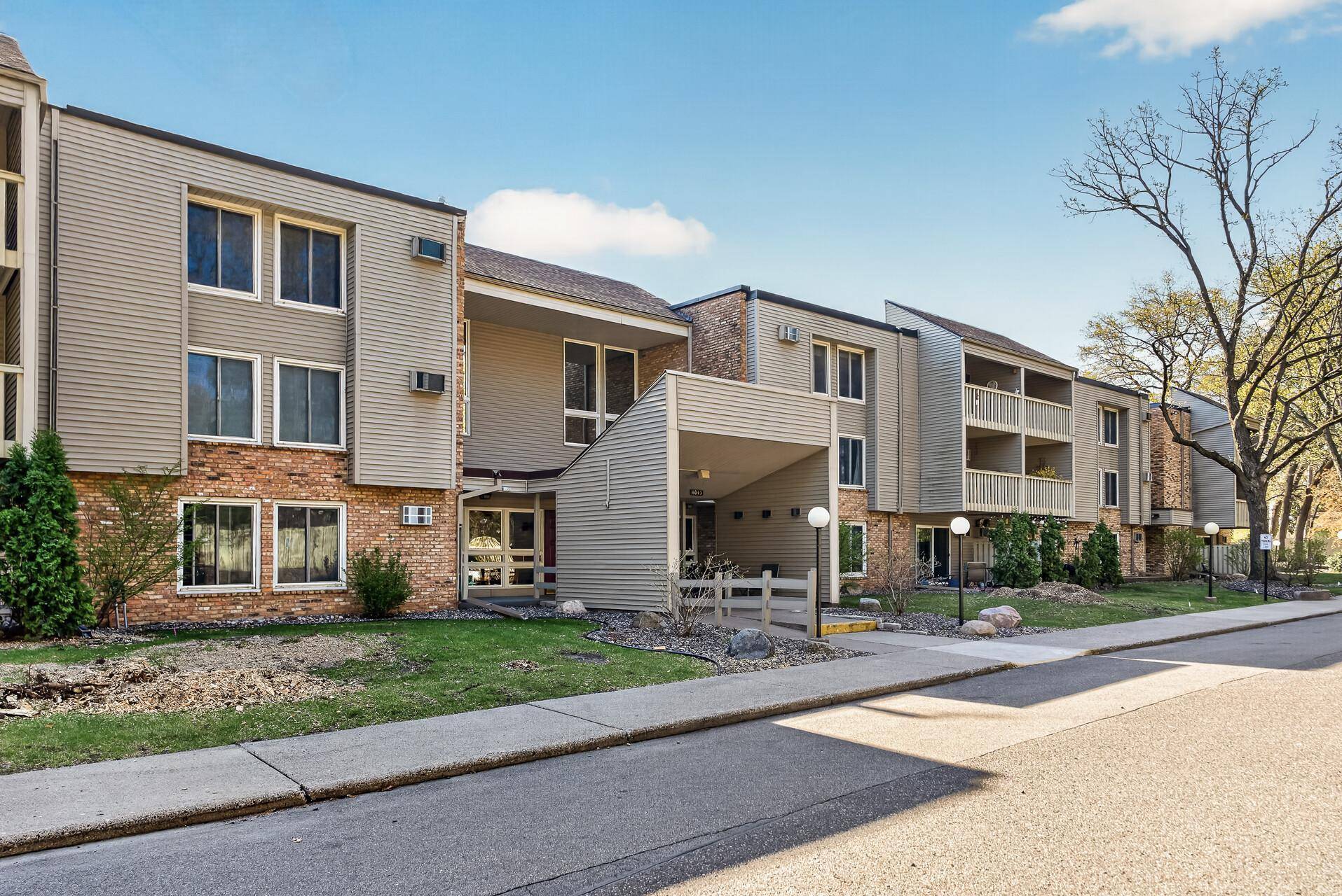 4045 Hodgson RD #211, Shoreview, MN 55126