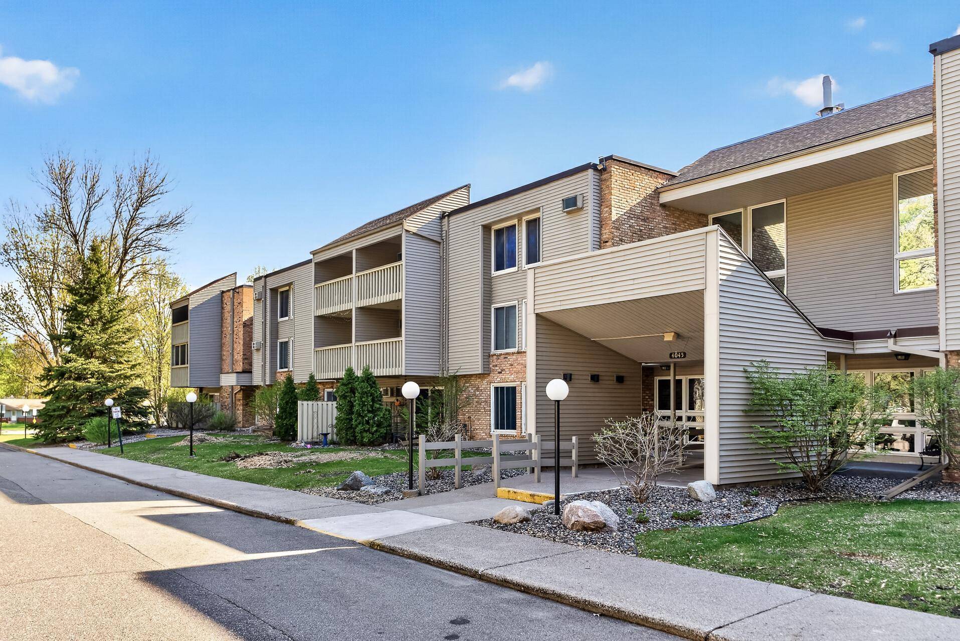 4045 Hodgson RD #211, Shoreview, MN 55126