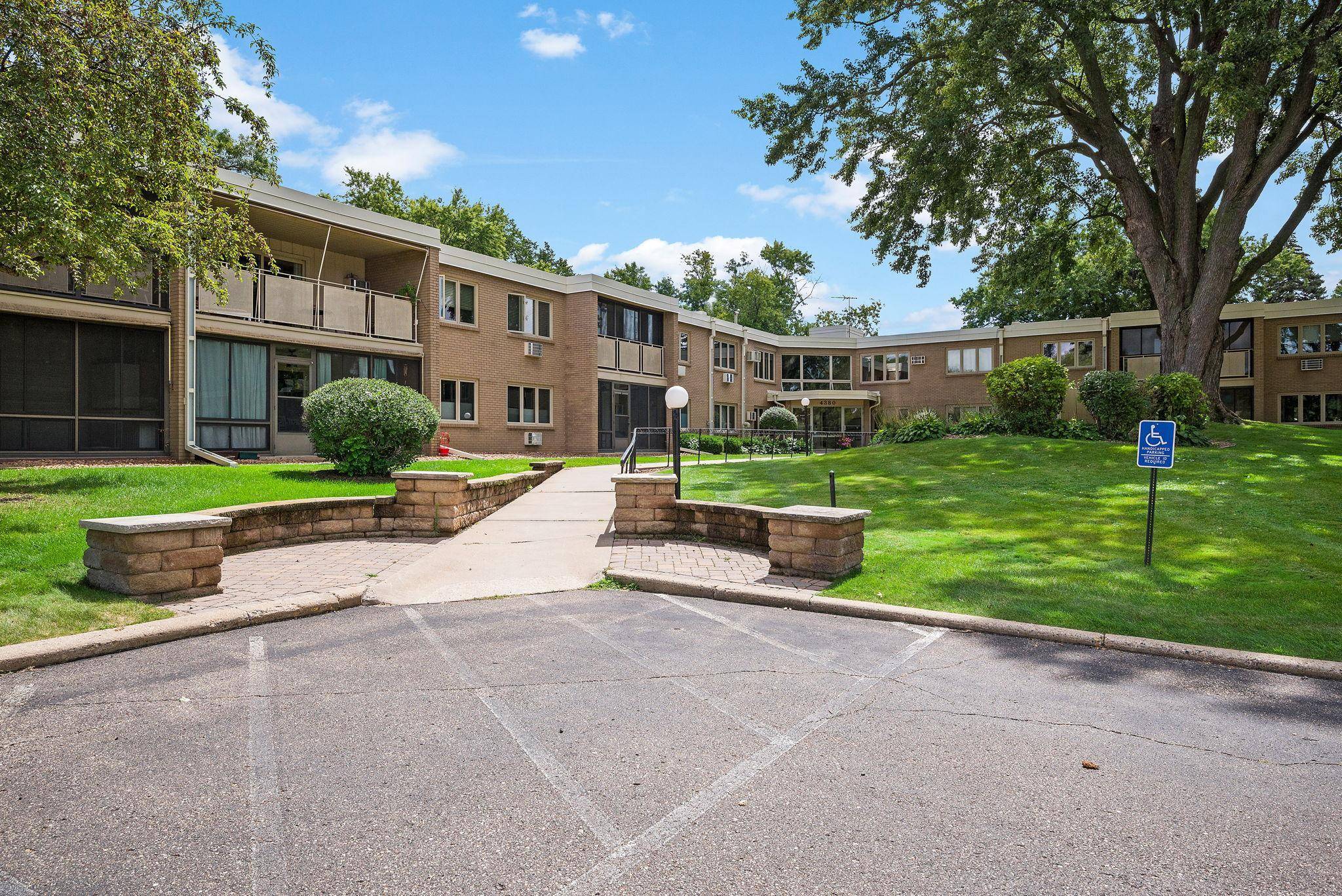 4380 Brookside CT #205, Edina, MN 55436